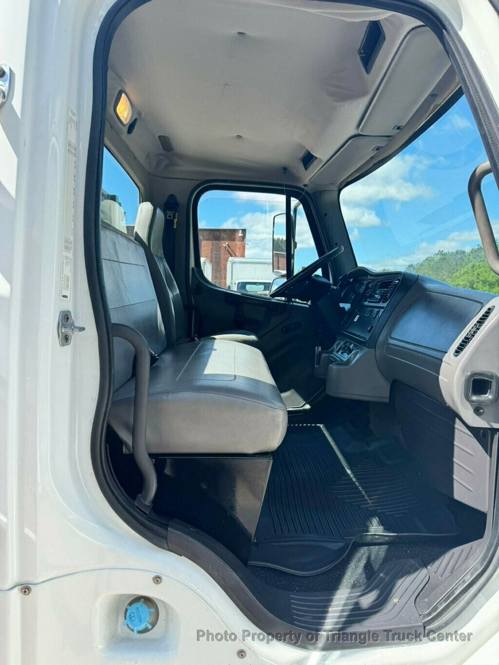 2011 Freightliner M2 JUST 12k MILES! NON CDL! SUPER NICE UNIT! LIFT GATE! UNDER 26k GVW! FINANCE OR LEASE! - 22997476 - 34