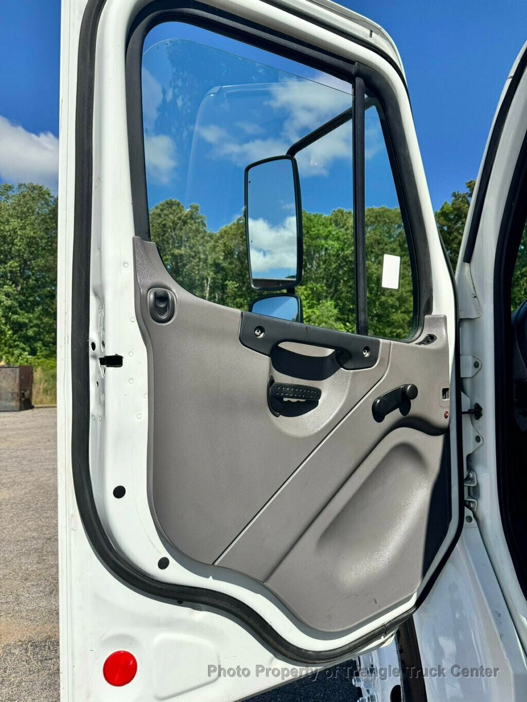 2011 Freightliner M2 JUST 12k MILES! NON CDL! SUPER NICE UNIT! LIFT GATE! UNDER 26k GVW! FINANCE OR LEASE! - 22997476 - 41