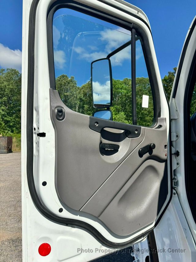 2011 Freightliner M2 JUST 12k MILES! NON CDL! SUPER NICE UNIT! LIFT GATE! UNDER 26k GVW! FINANCE OR LEASE! - 22997476 - 41