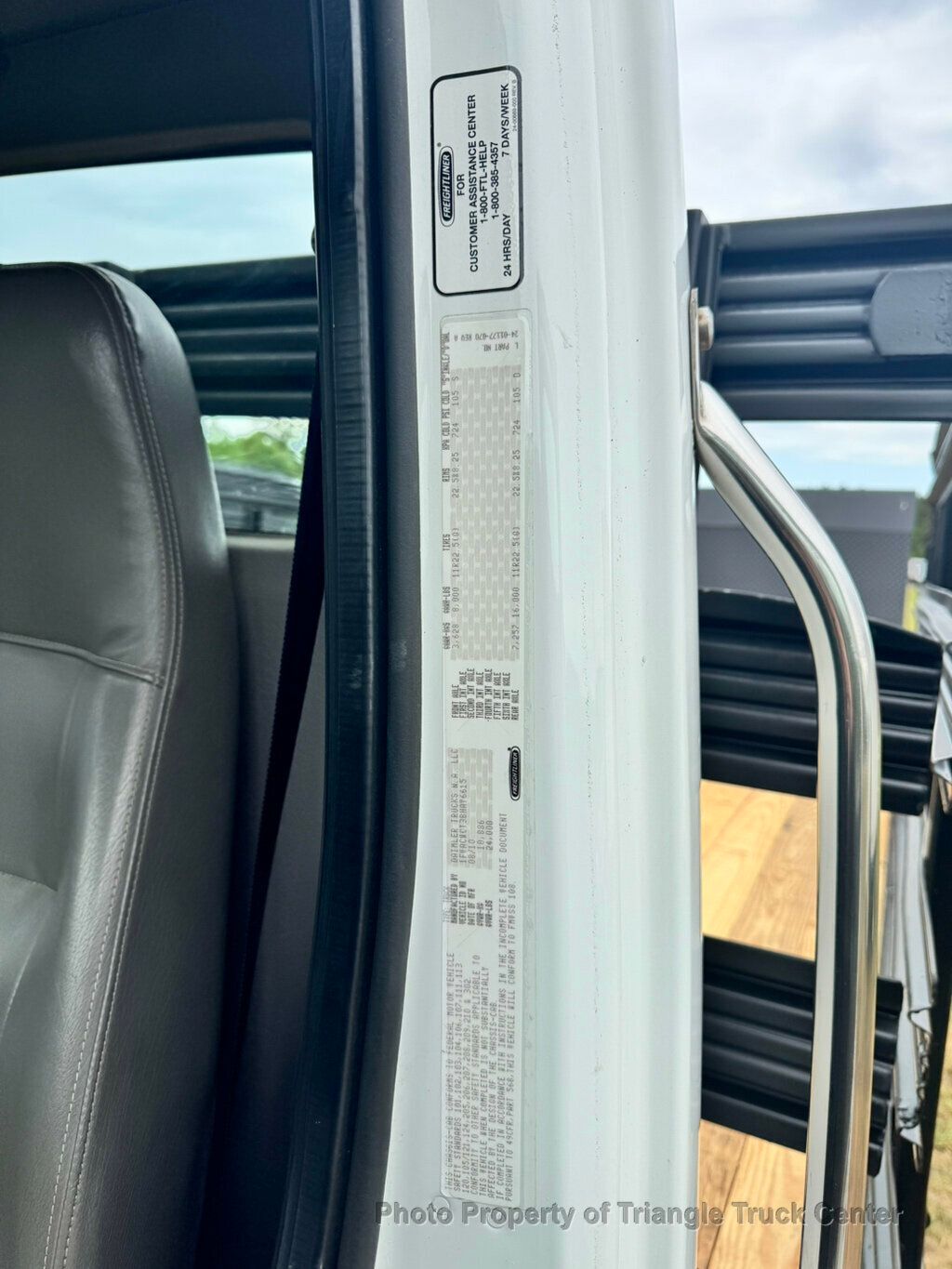 2011 Freightliner M2 JUST 12k MILES! NON CDL! SUPER NICE UNIT! LIFT GATE! UNDER 26k GVW! FINANCE OR LEASE! - 22997476 - 66