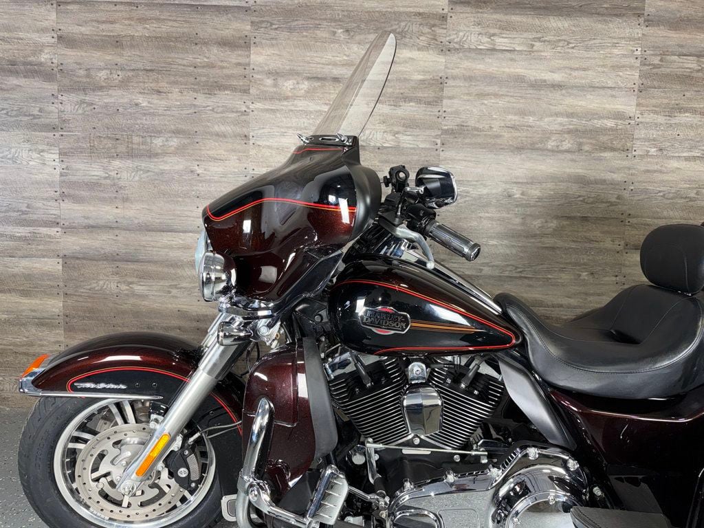 2011 Harley-Davidson FLHTCUTG Triglide Ultra Classic One Owner! - 23071512 - 11