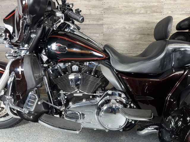 2011 Harley-Davidson FLHTCUTG Triglide Ultra Classic One Owner! - 23071512 - 12