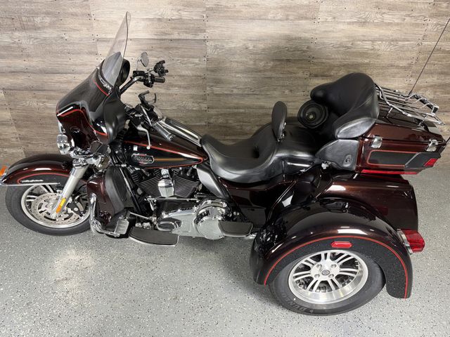 2011 Harley-Davidson FLHTCUTG Triglide Ultra Classic One Owner! - 23071512 - 15