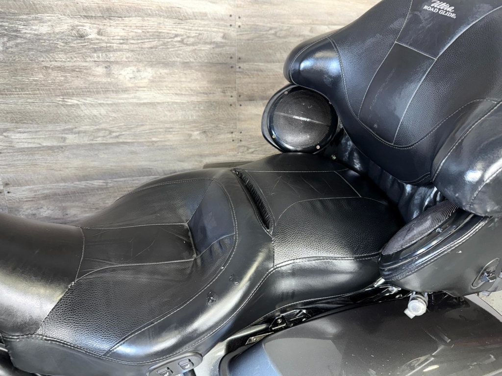 2011 Harley-Davidson FLTRUSE CVO Road Glide Custom SUPER CLEAN! - 22940152 - 14