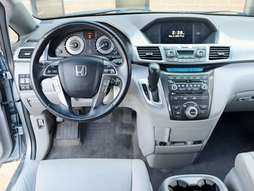 2011 Honda Odyssey Touring Elite photo 11