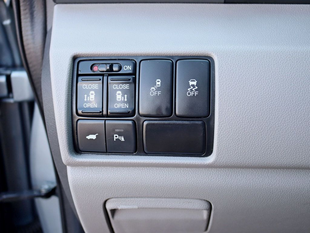 2011 Honda Odyssey Touring Elite photo 12