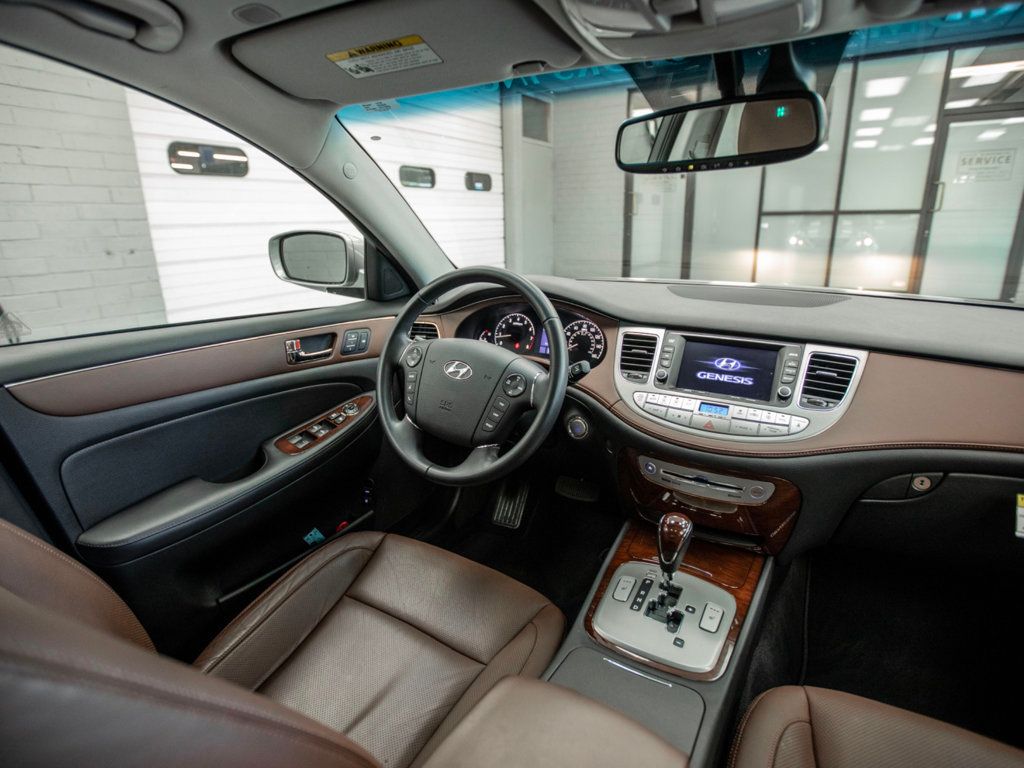 2011 Hyundai Genesis photo 15