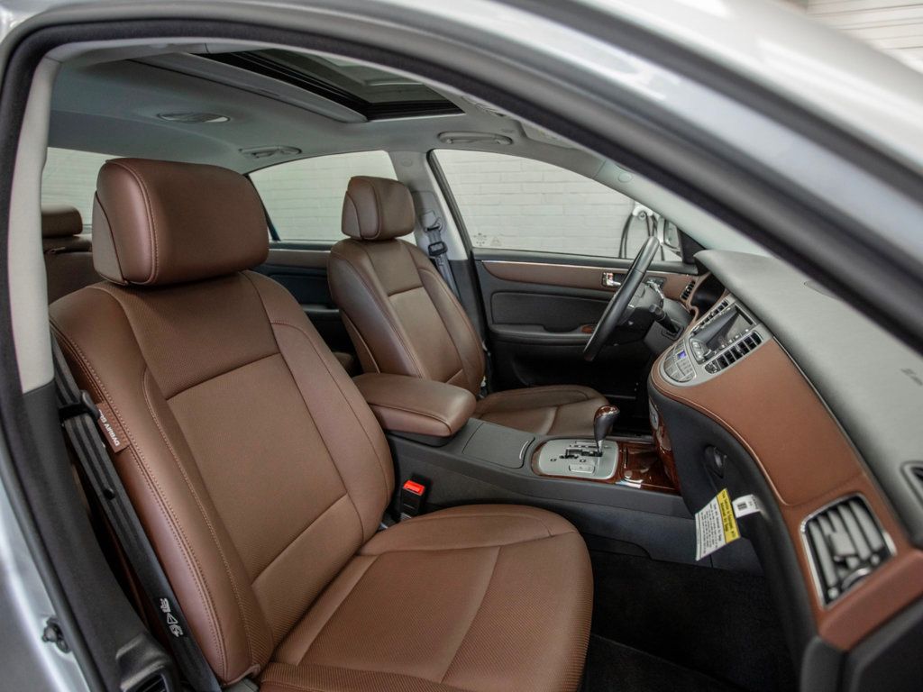 2011 Hyundai Genesis photo 21