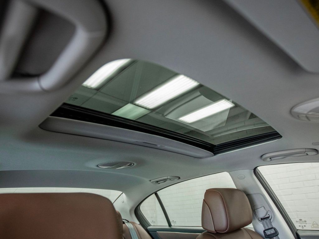 2011 Hyundai Genesis photo 23