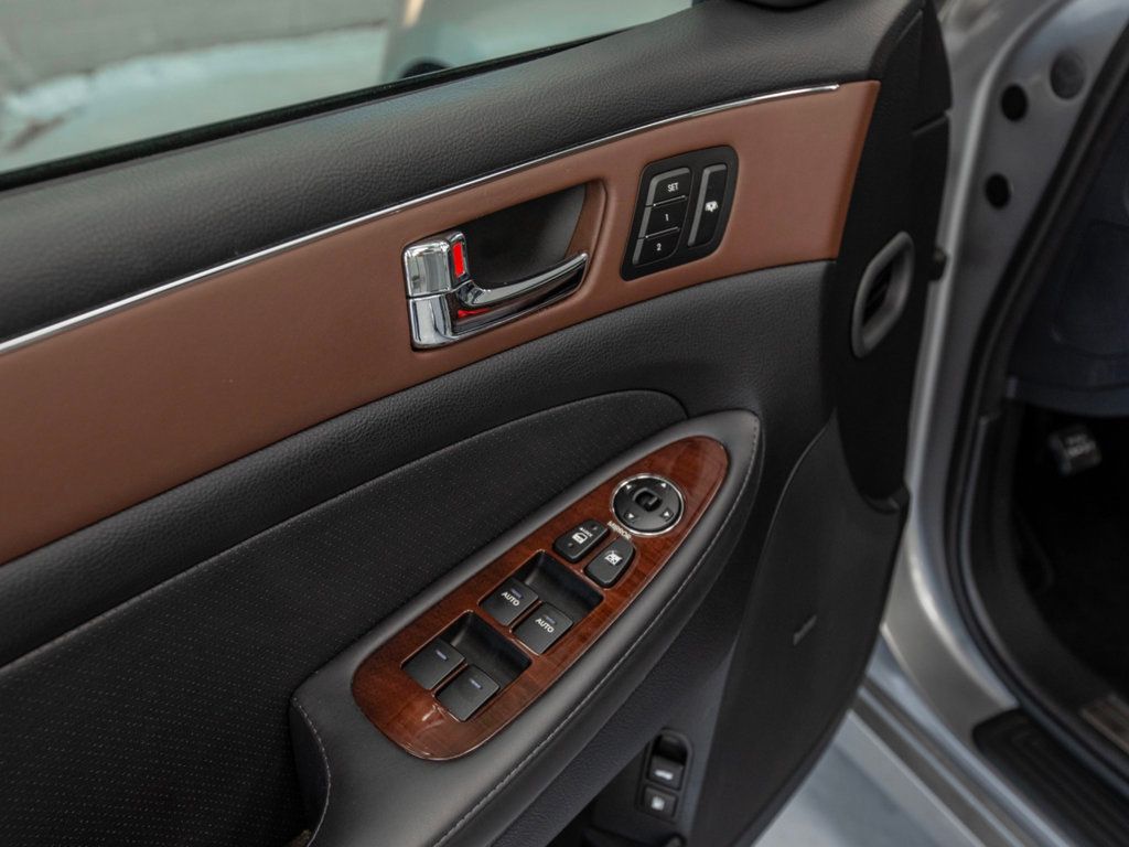 2011 Hyundai Genesis photo 26