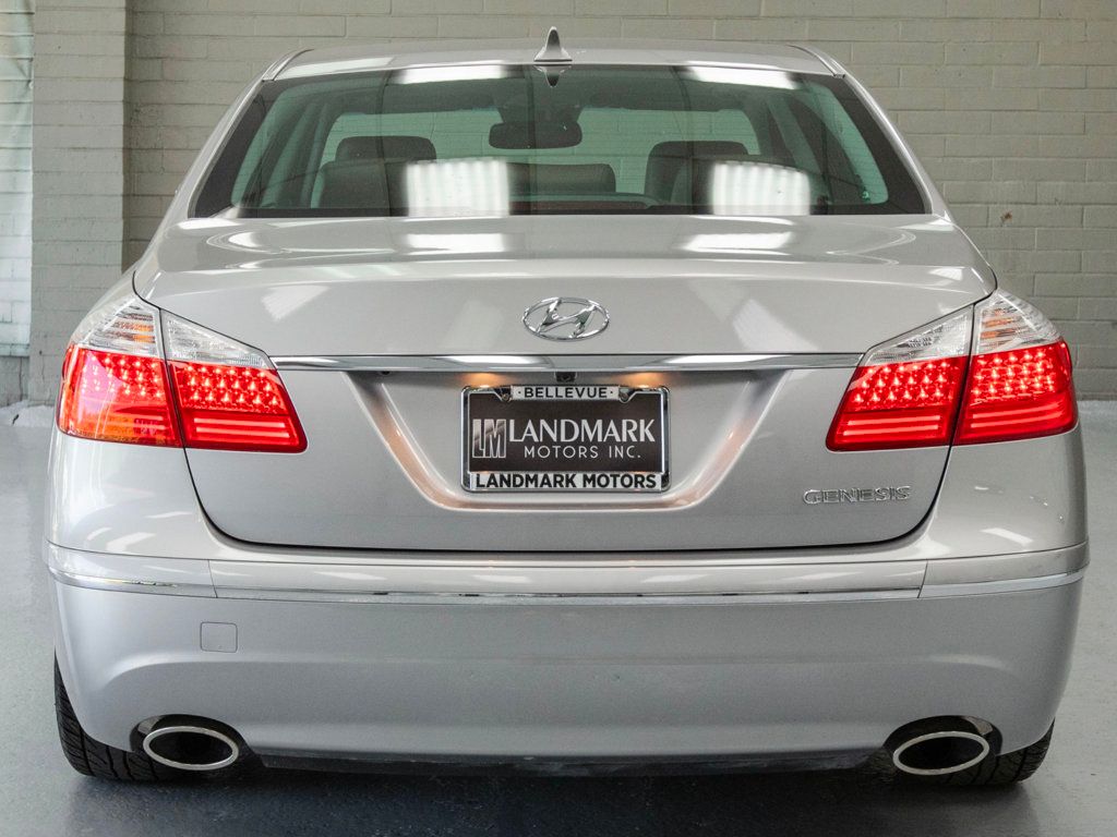 2011 Hyundai Genesis photo 28
