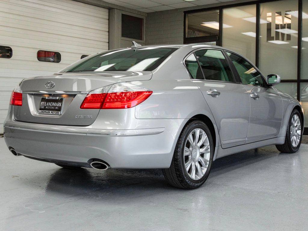 2011 Hyundai Genesis photo 30