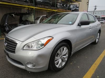2011 INFINITI M56