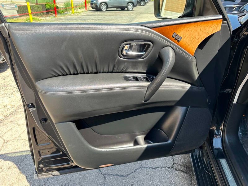 2011 INFINITI QX56 4WD 4dr 8-passenger - 22873757 - 14