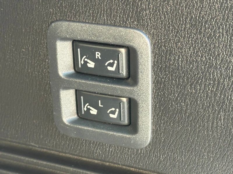 2011 INFINITI QX56 4WD 4dr 8-passenger - 22873757 - 7