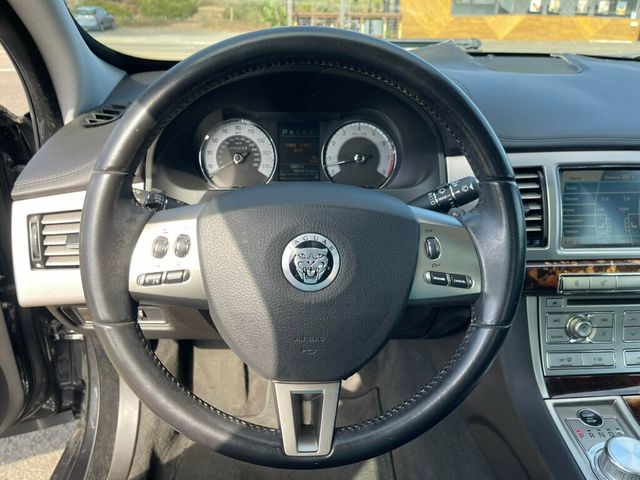 2011 Jaguar XF 4dr Sedan Premium - 23008438 - 18