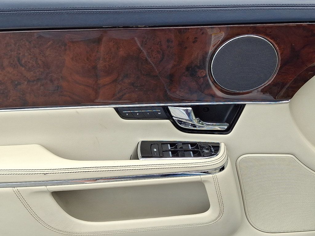 2011 Jaguar XJ photo 12