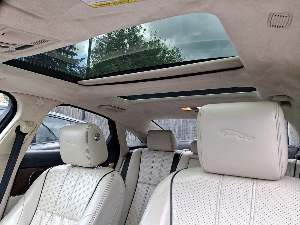 2011 Jaguar XJ photo 14
