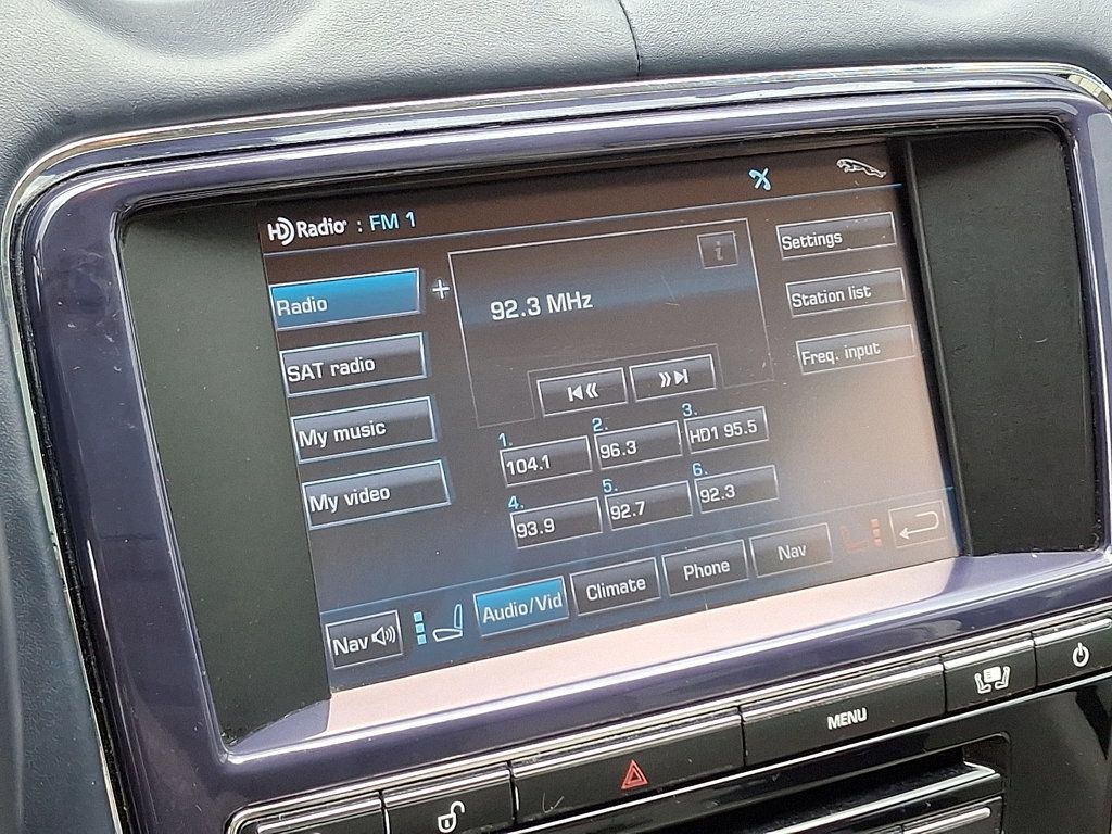 2011 Jaguar XJ photo 18