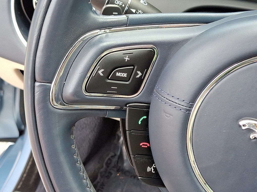 2011 Jaguar XJ photo 21