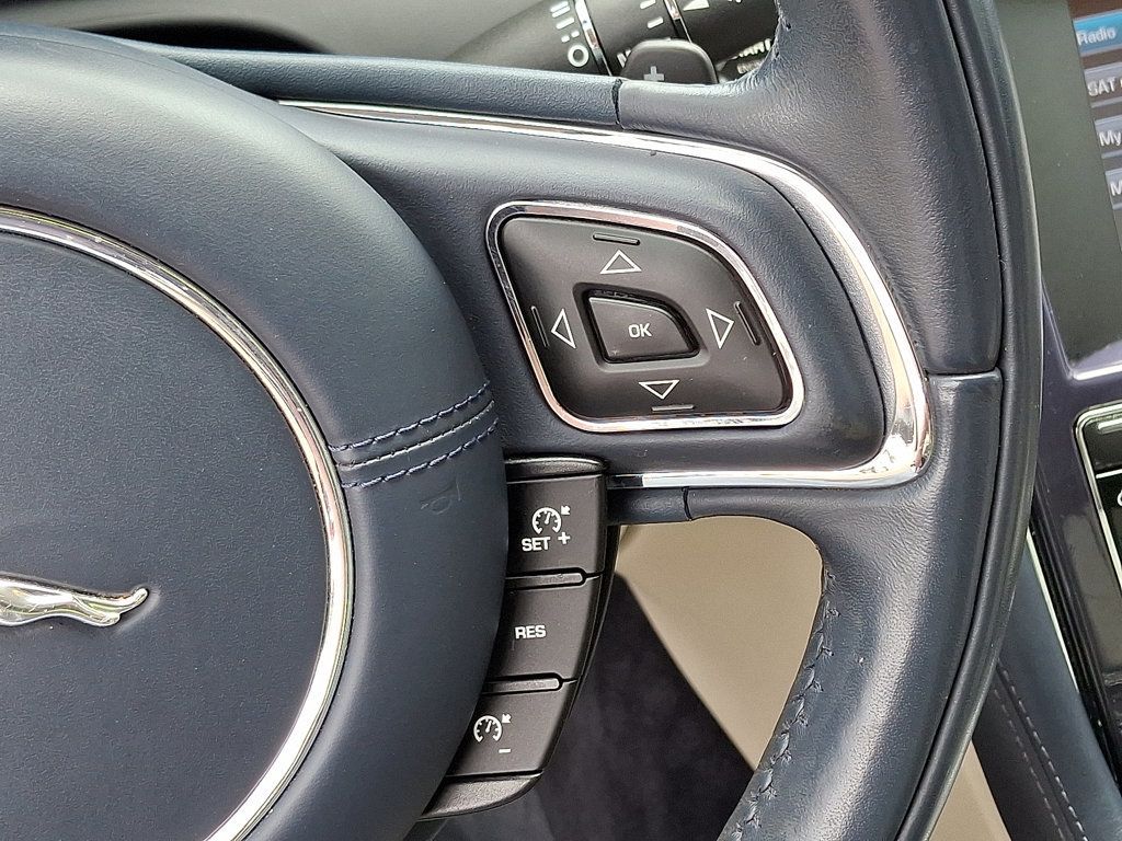 2011 Jaguar XJ photo 22