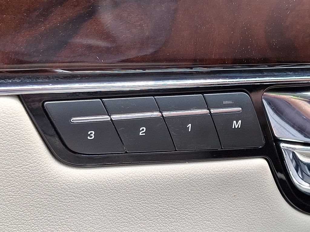 2011 Jaguar XJ photo 26