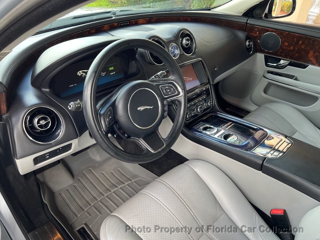 2011 Jaguar XJ photo 29