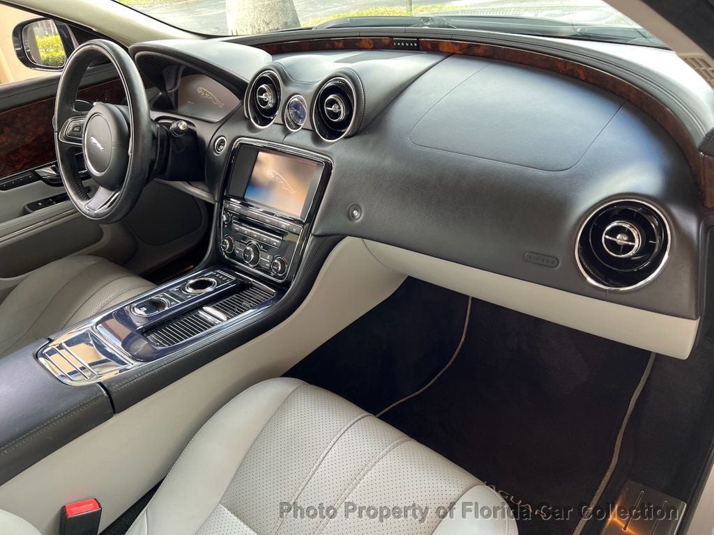 2011 Jaguar XJ photo 37