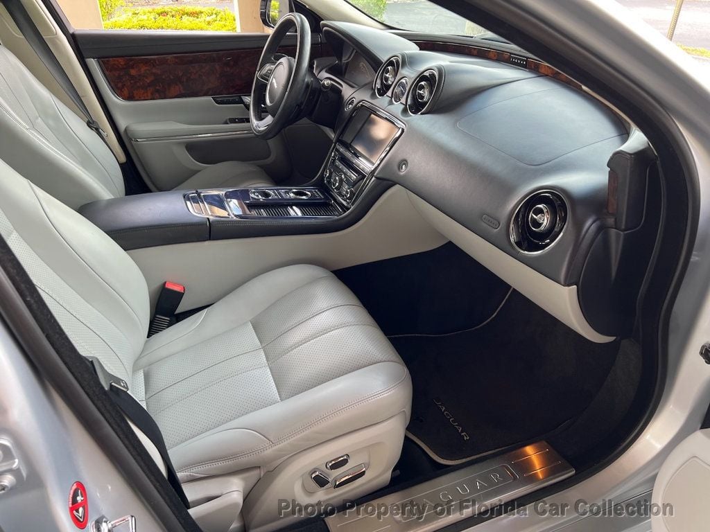 2011 Jaguar XJ photo 38