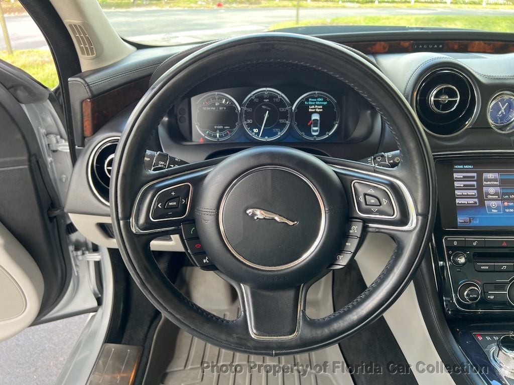 2011 Jaguar XJ photo 46