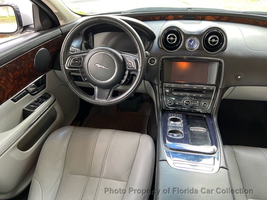 2011 Jaguar XJ photo 7