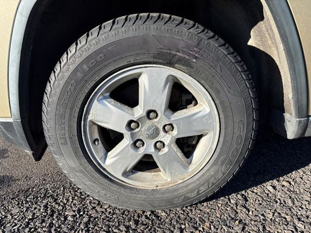 2011 Jeep Grand Cherokee 4WD 4dr Laredo - 22998044 - 24