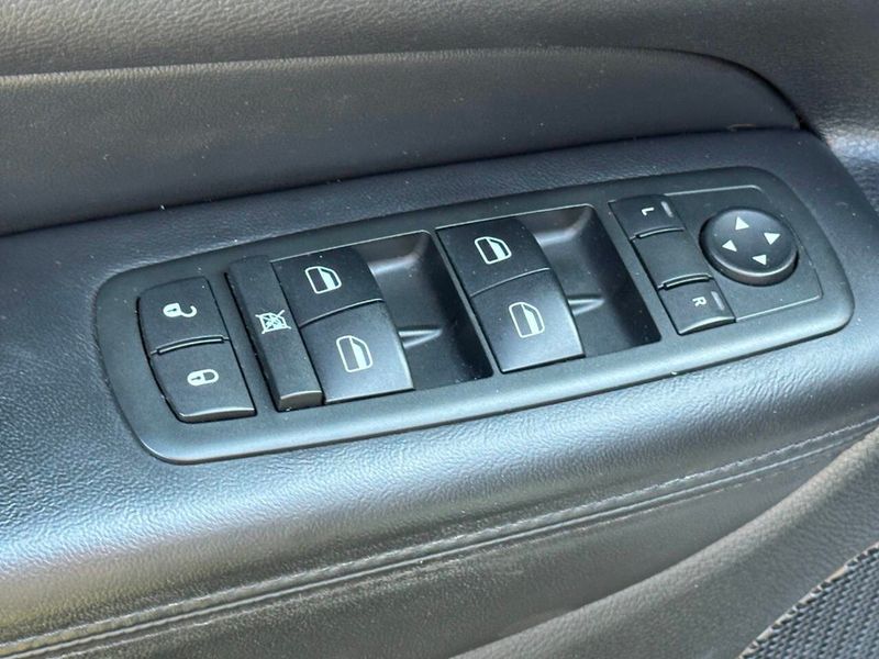 2011 Jeep Grand Cherokee Overland 4x4 4dr SUV - 22915525 - 12