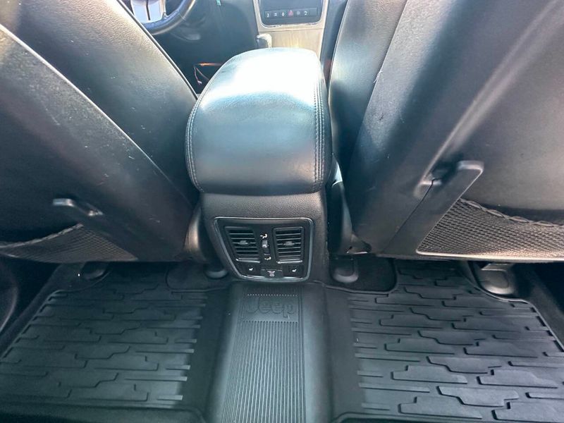 2011 Jeep Grand Cherokee Overland 4x4 4dr SUV - 22915525 - 24