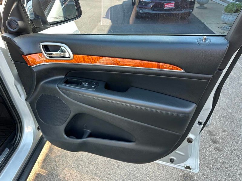 2011 Jeep Grand Cherokee Overland 4x4 4dr SUV - 22915525 - 27