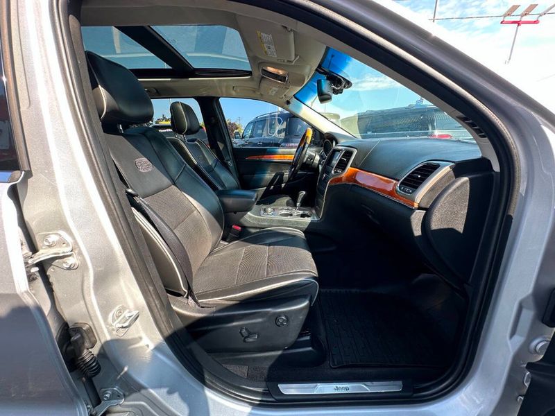 2011 Jeep Grand Cherokee Overland 4x4 4dr SUV - 22915525 - 28