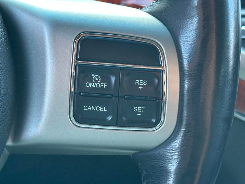 2011 Jeep Grand Cherokee Overland 4x4 4dr SUV - 22915525 - 30