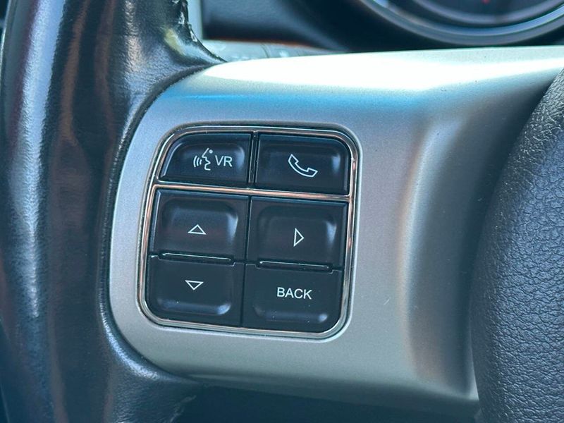 2011 Jeep Grand Cherokee Overland 4x4 4dr SUV - 22915525 - 31