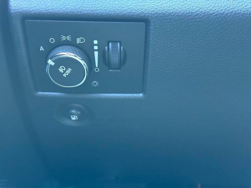 2011 Jeep Grand Cherokee Overland 4x4 4dr SUV - 22915525 - 33