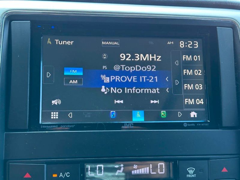 2011 Jeep Grand Cherokee Overland 4x4 4dr SUV - 22915525 - 35