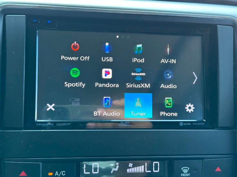 2011 Jeep Grand Cherokee Overland 4x4 4dr SUV - 22915525 - 37