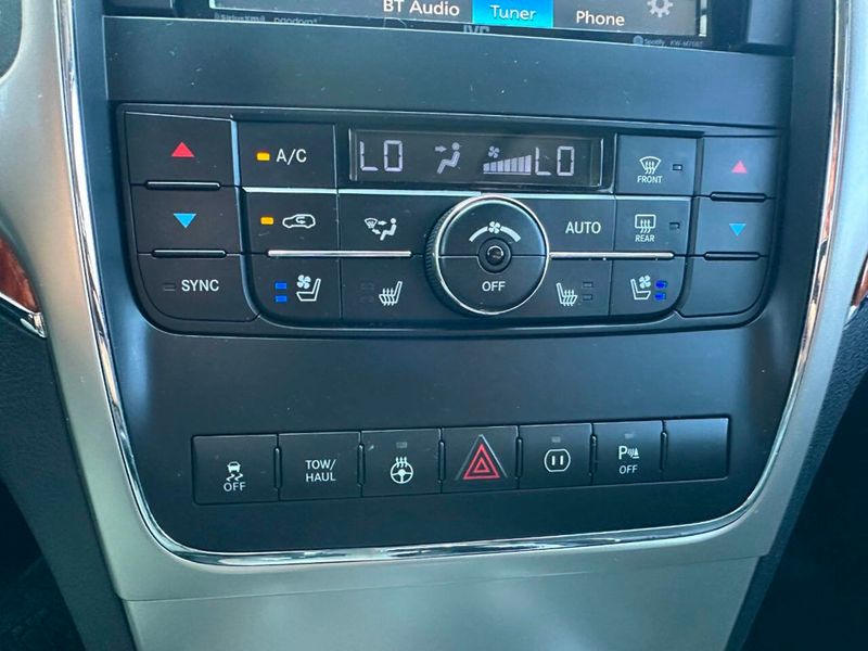 2011 Jeep Grand Cherokee Overland 4x4 4dr SUV - 22915525 - 40