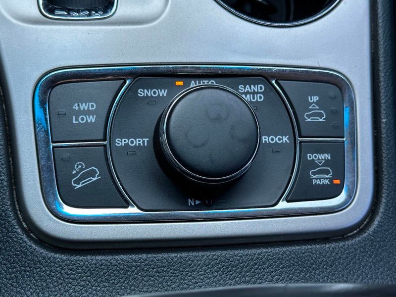 2011 Jeep Grand Cherokee Overland 4x4 4dr SUV - 22915525 - 43