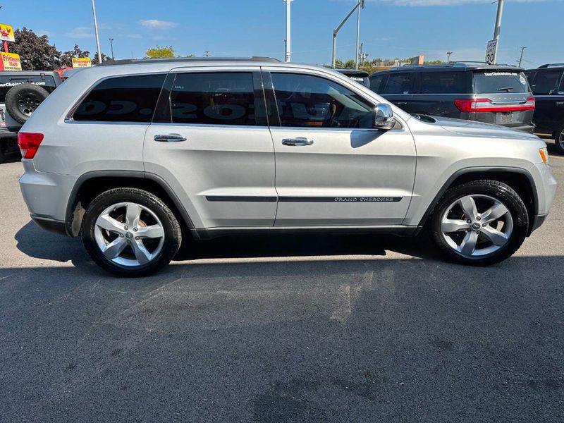 2011 Jeep Grand Cherokee Overland 4x4 4dr SUV - 22915525 - 8