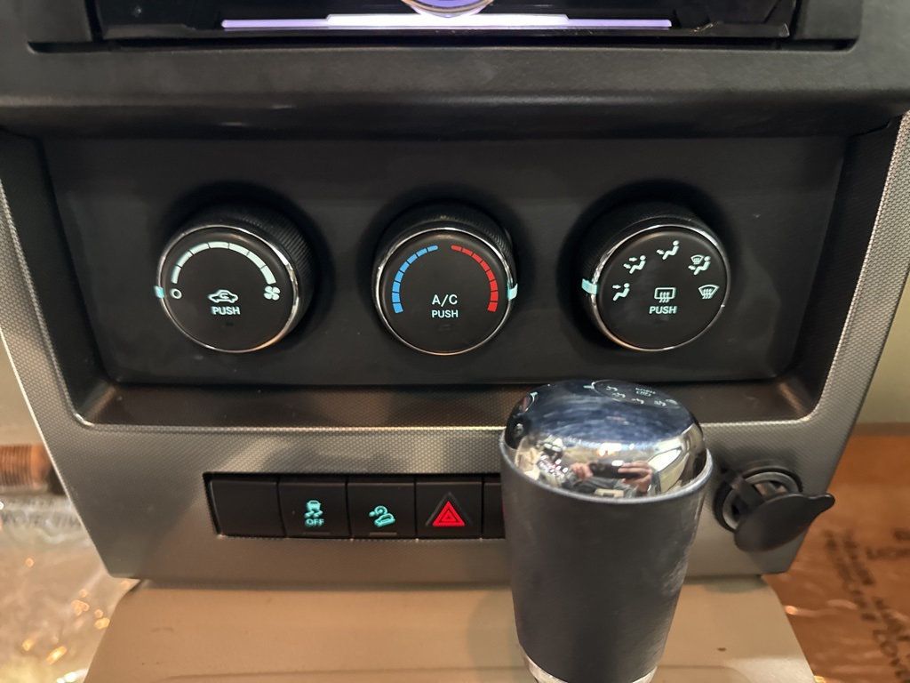 2011 Jeep Liberty Sport - 22976932 - 16