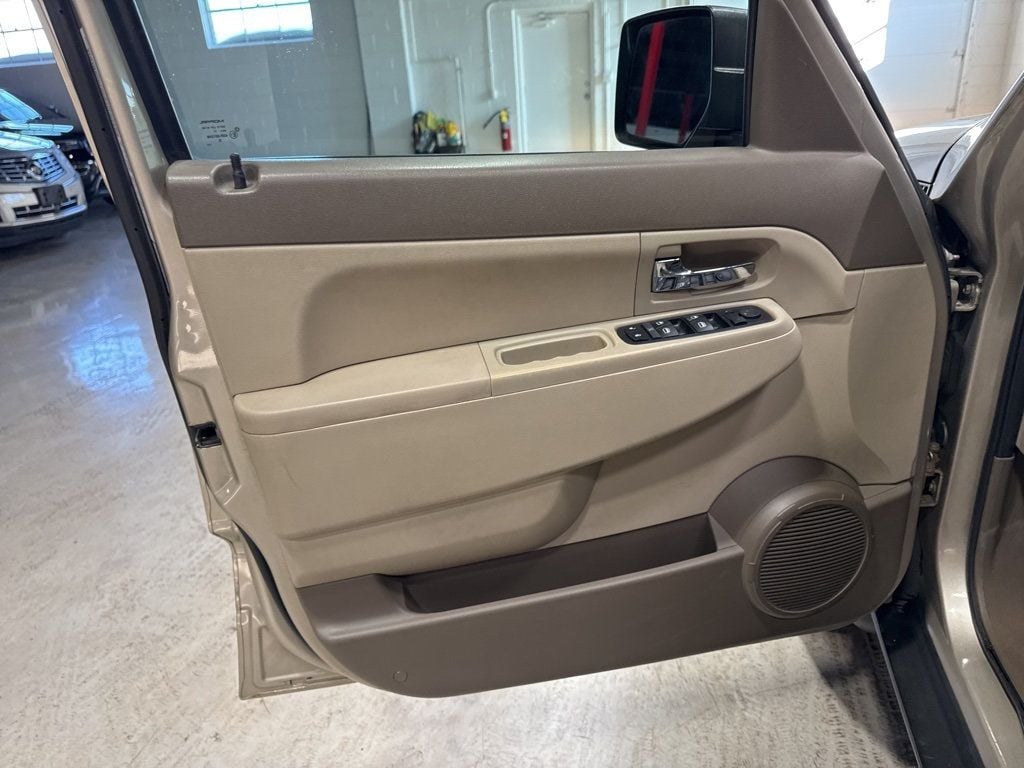 2011 Jeep Liberty Sport - 22976932 - 24