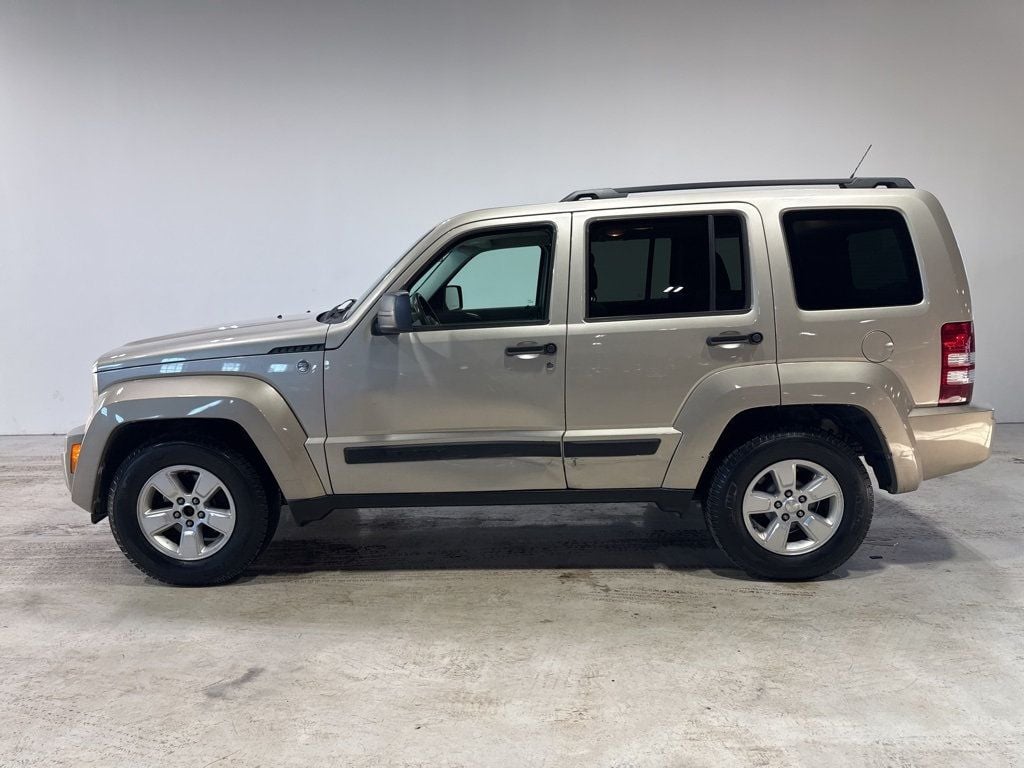 2011 Jeep Liberty Sport - 22976932 - 3