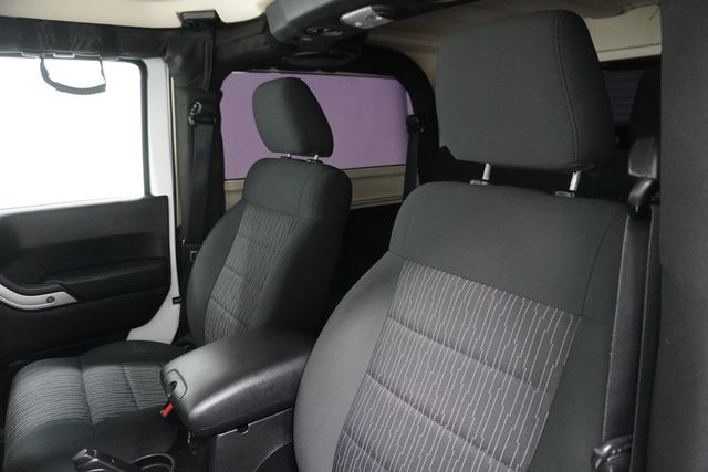 2011 Jeep Wrangler 4WD 2dr Sahara - 22999090 - 11