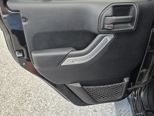 2011 Jeep Wrangler Unlimited 4WD 4dr Sahara - 22967016 - 26