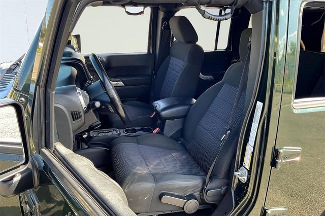 2011 Jeep Wrangler Unlimited 4WD 4dr Sahara - 22941354 - 9